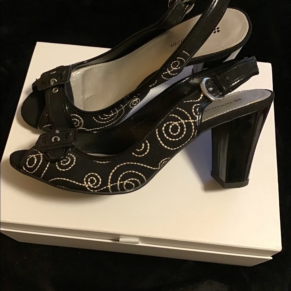 NATURALIZER peep toe sling backs. Size 9.5